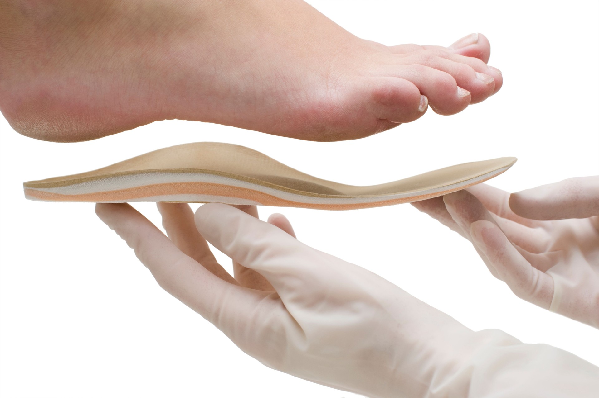 Médico s'adapta plantilla de montaje para pie